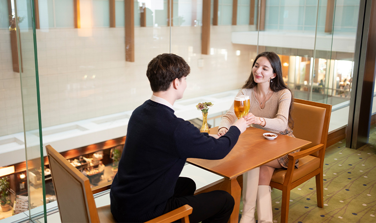 이미지: 맥주를 마시는 남녀